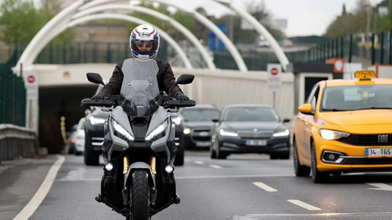 Trafikte “üçlü koruma” devri başladı! Eldiven, gözlük ve kask olmadan yola çıkmak yasak! Cezası var