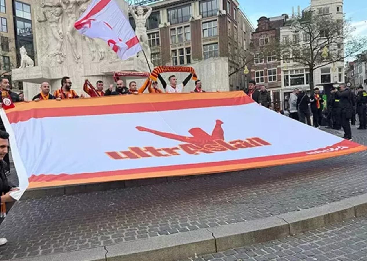 Ajax maçına yoğun ilgi! Galatasaray taraftarı maç öncesi Amsterdam sokaklarını inletti!