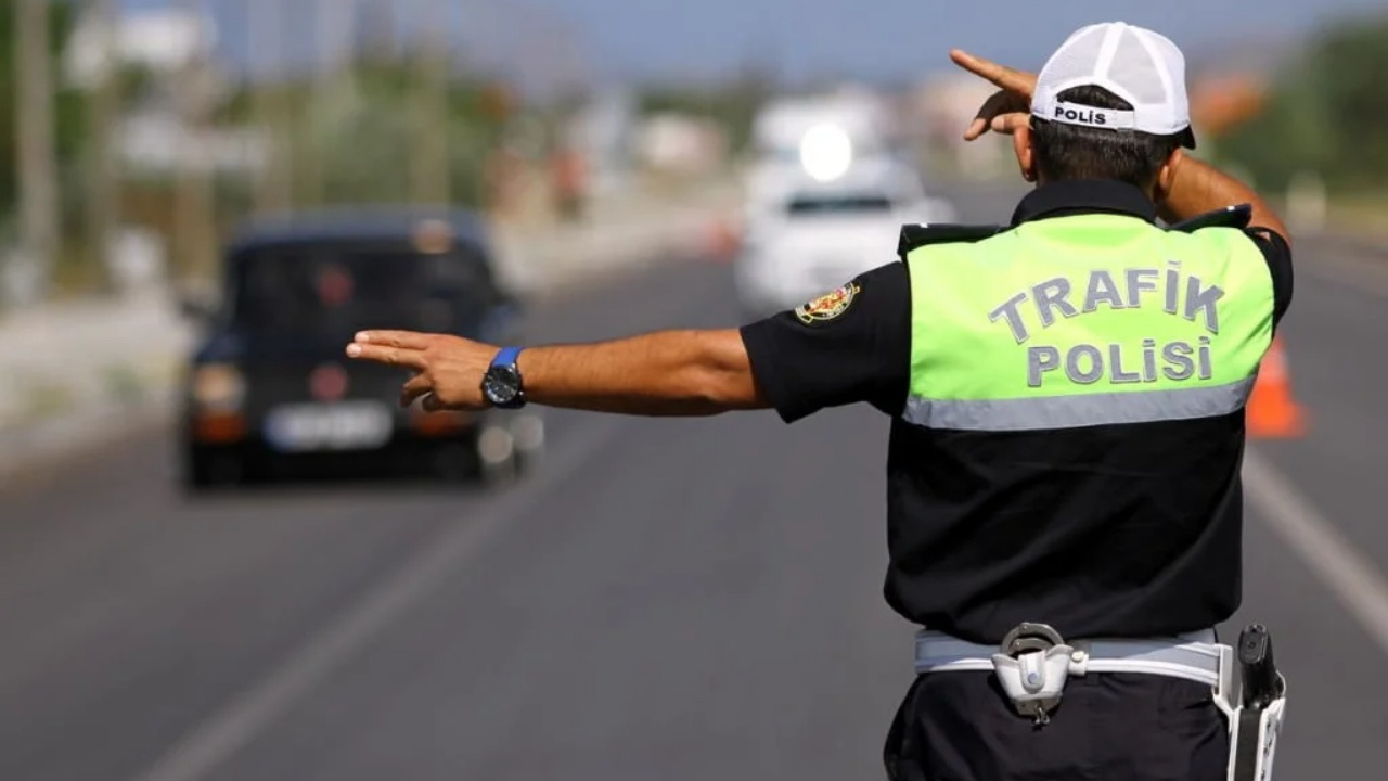 Bakan Yerlikaya trafikte yeni kuralları açıkladı! Çakarlı araç kullananların ehliyeti ve arabası alınacak