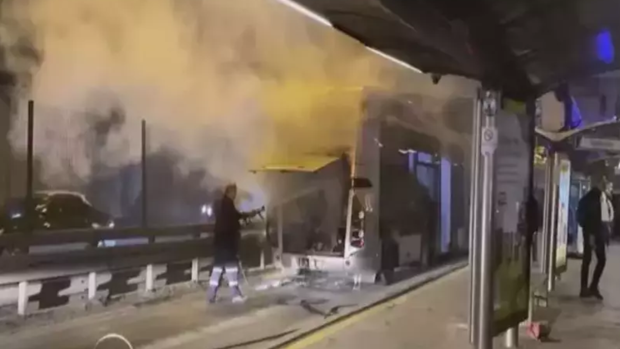 Alevler yükseldi! Edirnekapı’da metrobüs korkuttu! Motor kısmı cayır cayır yandı!