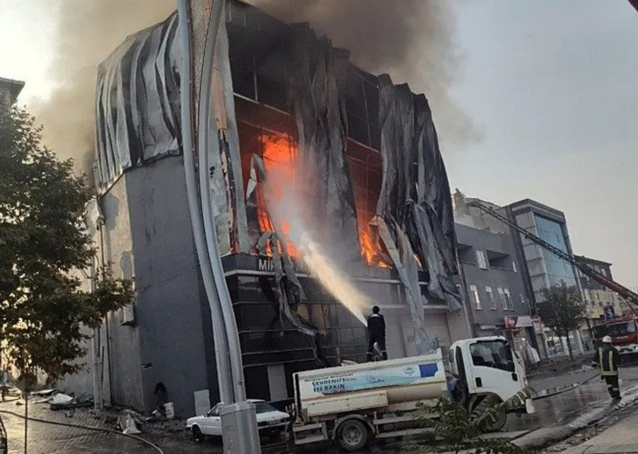 Kocaeli’de parfüm fabrikasında facia! Alevler kısa sürede binayı sardı, 6 işçi hayatını kaybetti