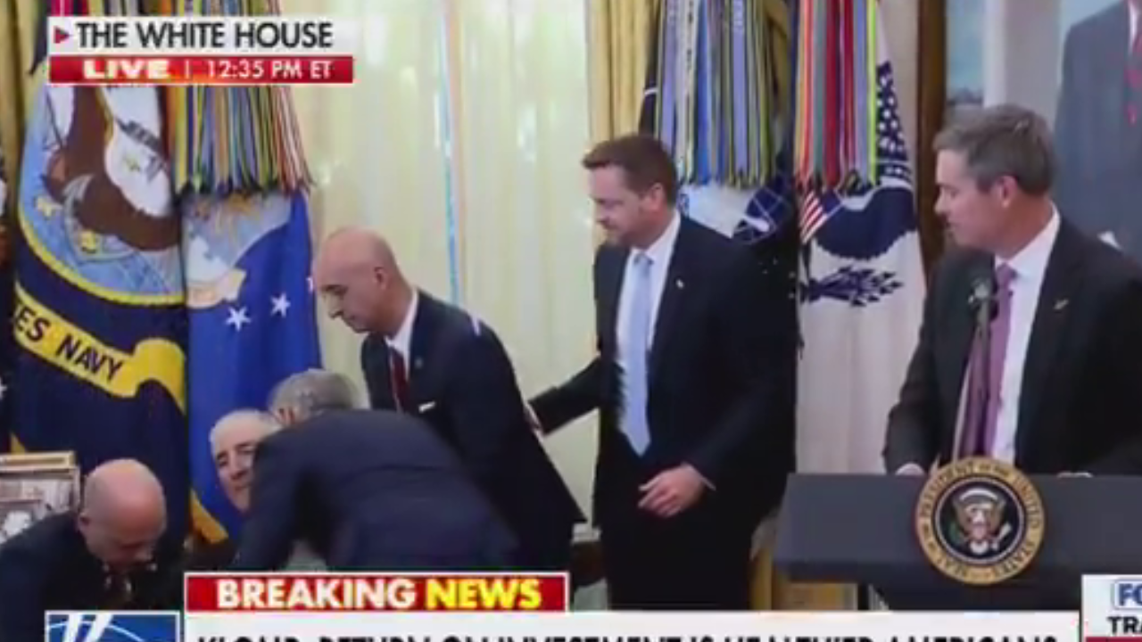ABD'de korku dolu anlar! Trump'ın basın toplantısında fenalaştı! İlk müdahale Dr. Öz'den!
