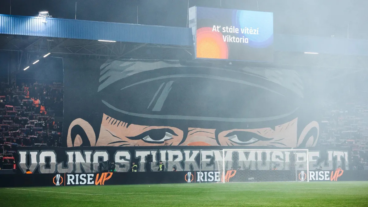 Fenerbahçe maçında Çekyalı taraftarlardan hadsiz pankart! "Türklerle savaş olmalı"