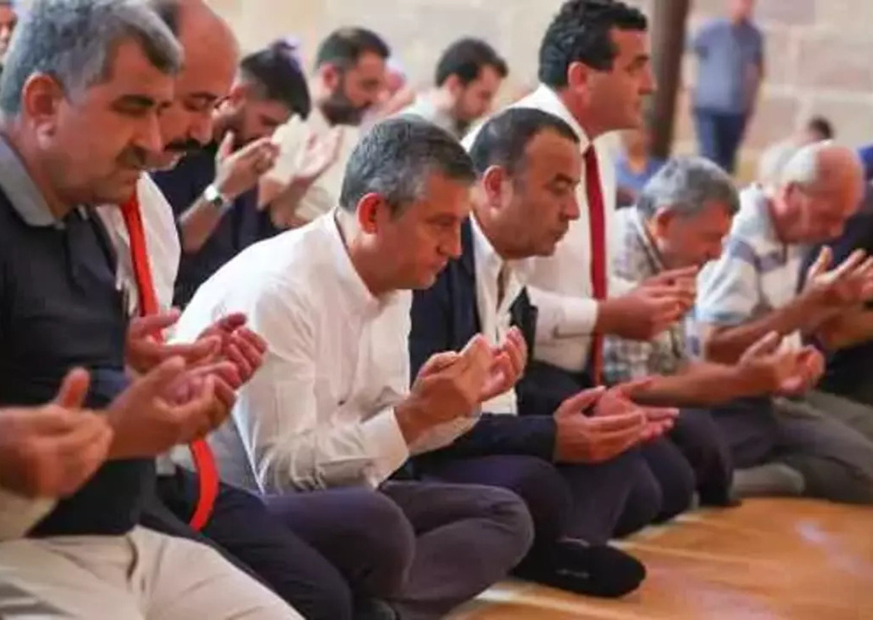 Özgür Özel'den Diyanet açıklaması: Çok beğendim, cumaları kaçırmıyorum