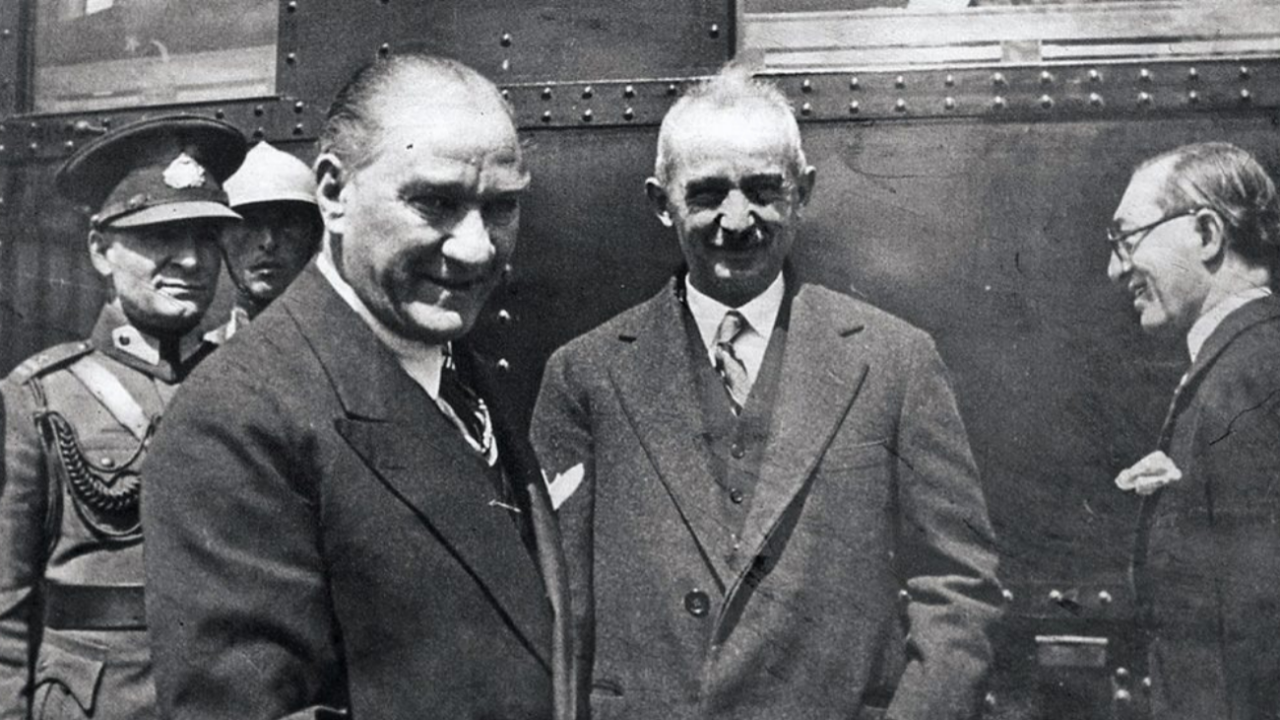1940-1950 yılları arası 10 Kasım 'Milli Matem' iken 11 Kasım nasıl 'Mesut Bir Yıldönümü' olarak kutlandı? Tarihçi Erhan Afyoncu, bu dönemin gazete manşetleri ve resmi törenlerle nasıl şekillendiğini anlat