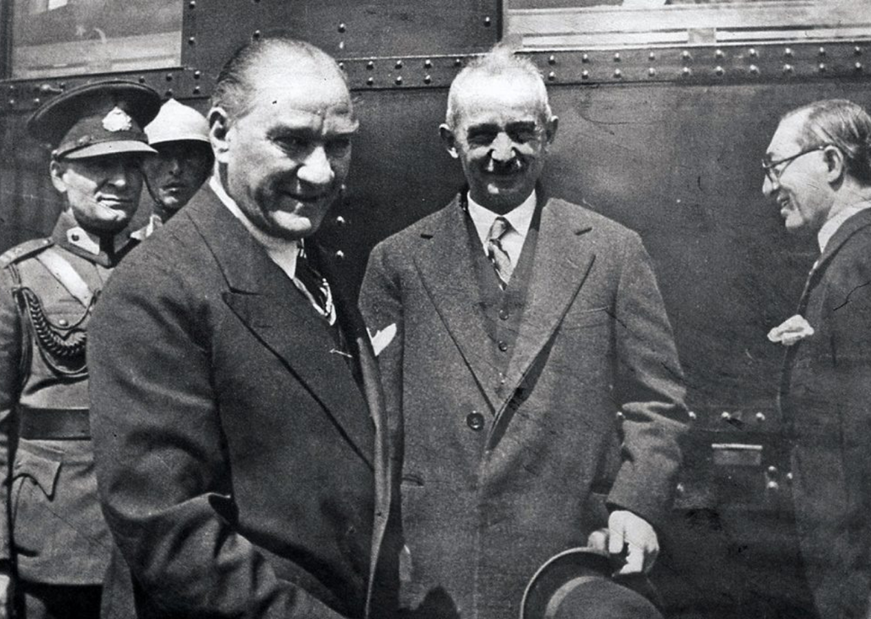 1940-1950 yılları arası 10 Kasım 'Milli Matem' iken 11 Kasım nasıl 'Mesut Bir Yıldönümü' olarak kutlandı? Tarihçi Erhan Afyoncu, bu dönemin gazete manşetleri ve resmi törenlerle nasıl şekillendiğini anlat