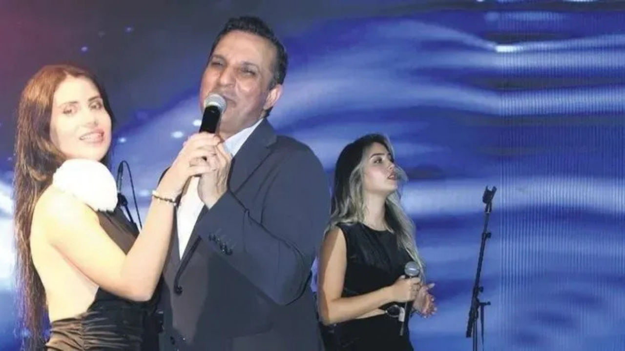 Rafet El Roman, konserinde hayranıyla dans edip şarkı söyledi
