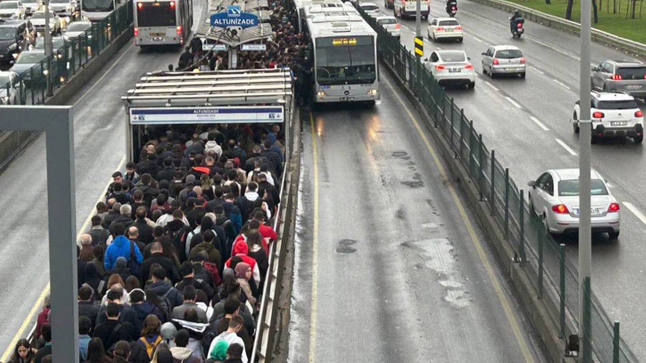 Avcılar'da arızalanan metrobüs yoğunluğa neden oldu
