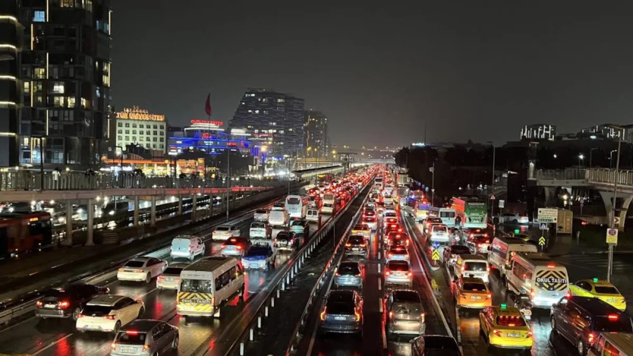 İstanbul’da akşam trafiği ve yağmur sonrası yoğunluk yüzde 89'u buldu