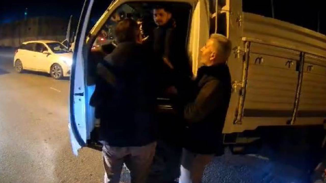 Gerginlik şiddete dönüştü! Kamyonet şoförü “canım sıkıldı” diyerek motosikletliye saldırdı