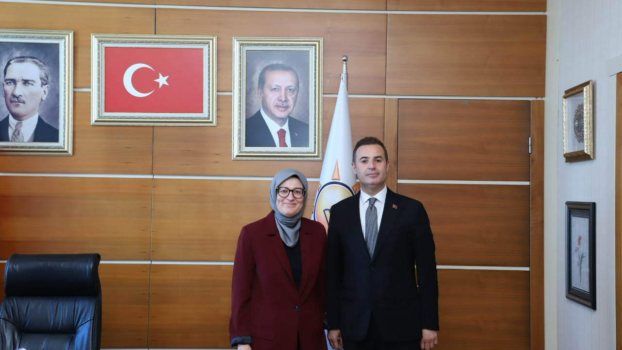 Transfer mi nezaket mi? CHP'li Büyükşehir Belediye Başkanı AK Parti Genel Merkezi'nde