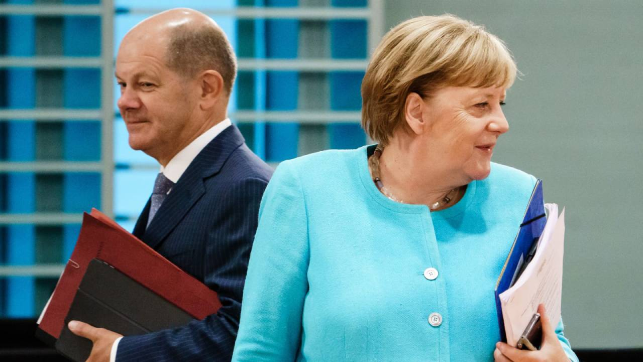 Almanya’yı sarsan skandal! Merkel ve Scholz’u hedef alan ölüm listesi alarmı: Suikast için bağış toplamışlar