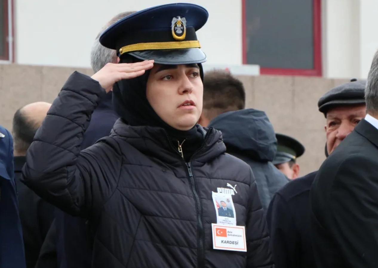 Hamile eşi doğumu bekliyordu… Şehit Emre Altıok’u kız kardeşi ağabeyinin cenazesini onun kepini takarak asker selamıyla karşıladı