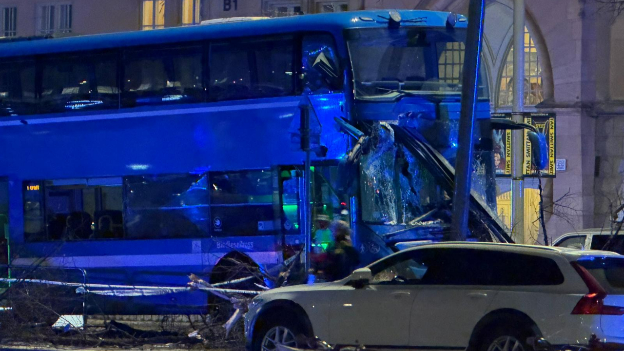 Stockholm’de dehşet! Çift katlı otobüs durağa daldı: Ölü ve yaralılar var