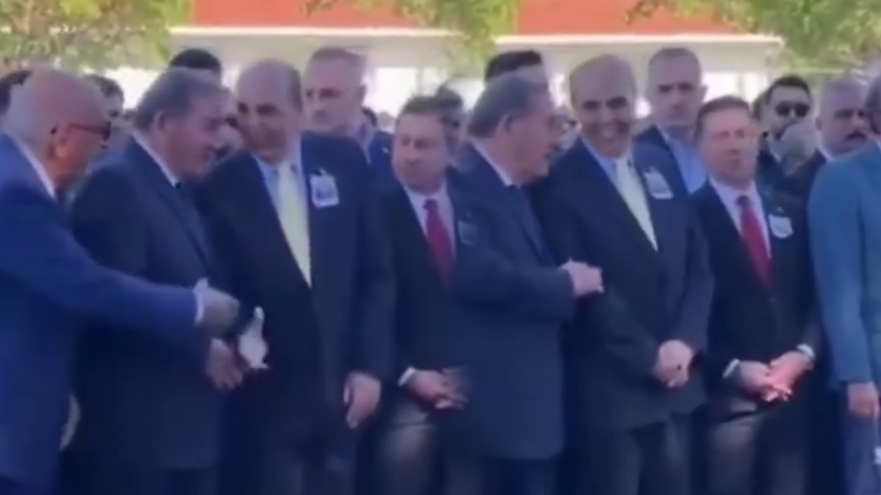 Yakıştı mı Aydın Hoca… Prof. Aydın Ayaydın’ın Milas’lı şehidimizin cenazesinde sürekli gülümsemesine tepki yağıyor