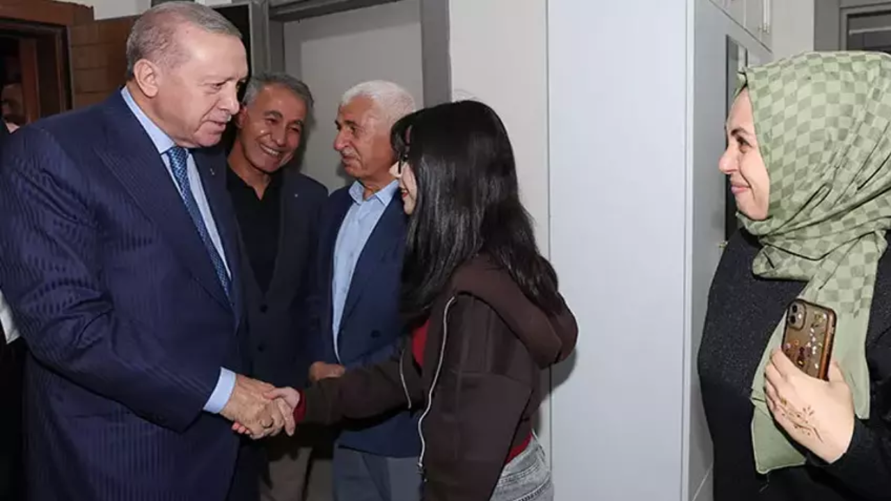 Cumhurbaşkanı Erdoğan'dan Adıyaman'da depremzede aileye sürpriz ziyaret