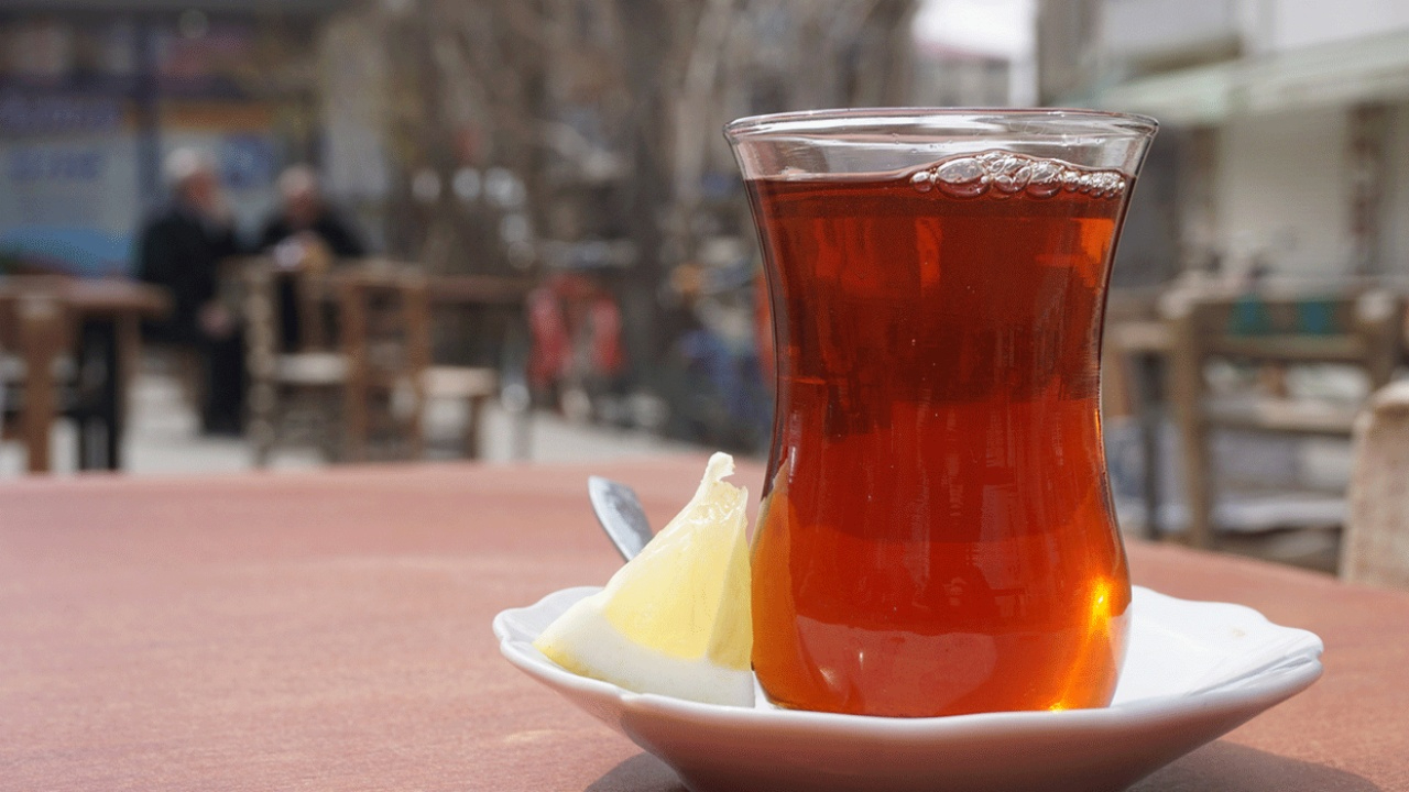 Kuzguncuk'ta hesap şoku! Çayın sodanın yanında verilen dilim limonu adisyona yazdılar! Fiyatı şoke etti