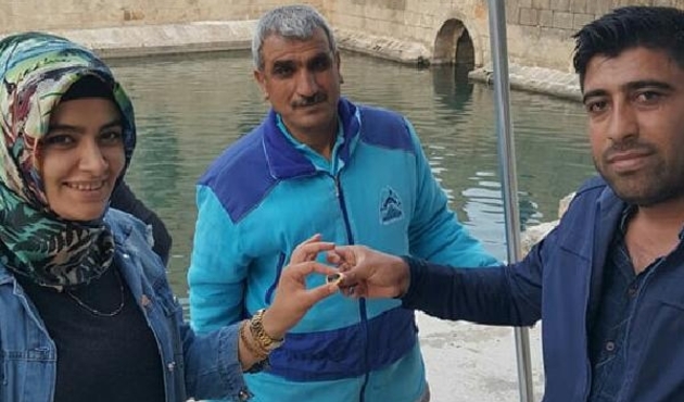 Balıklıgöl’e düşürdüğü nişan yüzüğünü belediye personeli buldu...