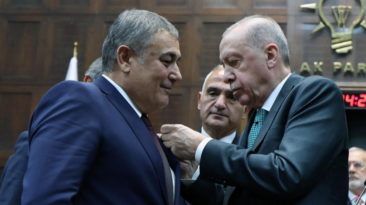 AK Parti'ye katılan Aksu Belediye Başkanı İsa Yıldırım’ın “parti değiştirme” geçmişi sosyal medyada gündem oldu