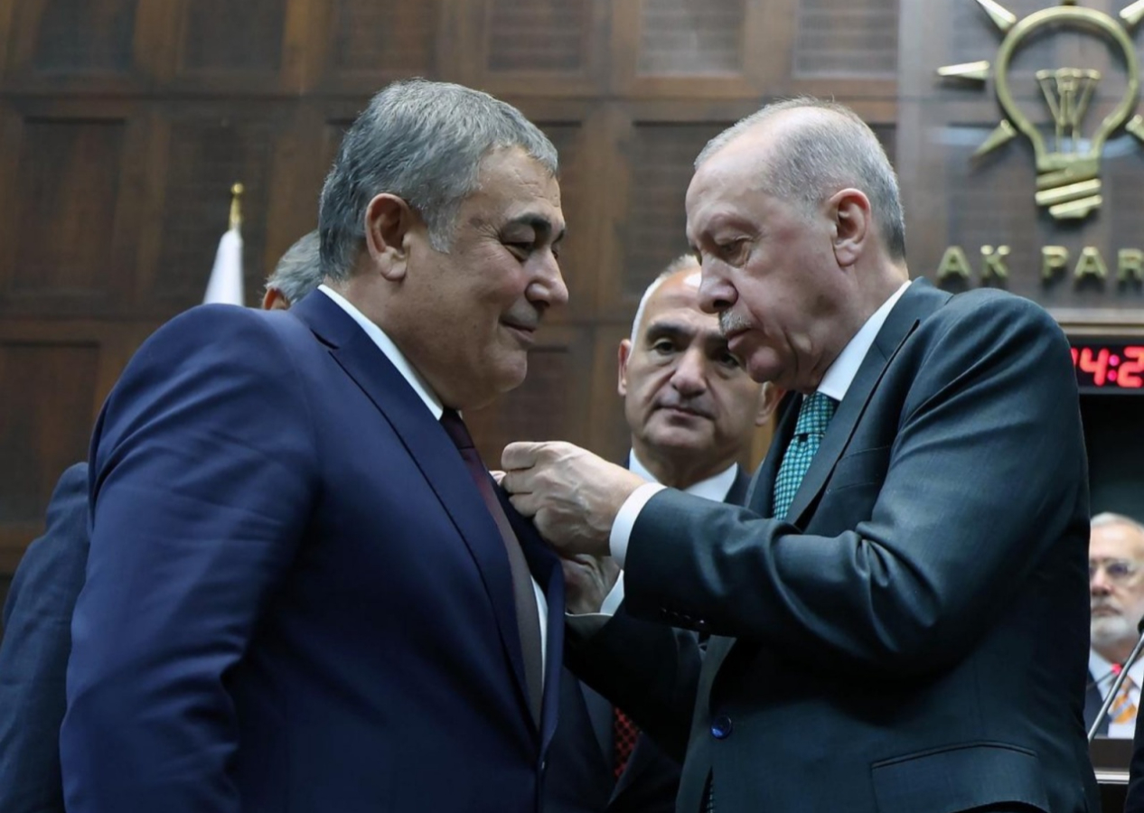 AK Parti'ye katılan Aksu Belediye Başkanı İsa Yıldırım’ın “parti değiştirme” geçmişi sosyal medyada gündem oldu