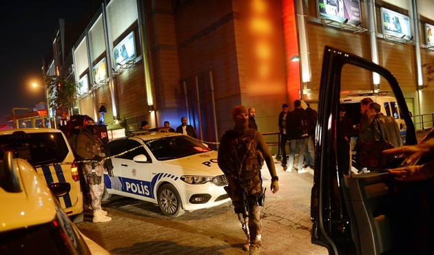 İstanbul'da AVM'de hareketli dakikalar...