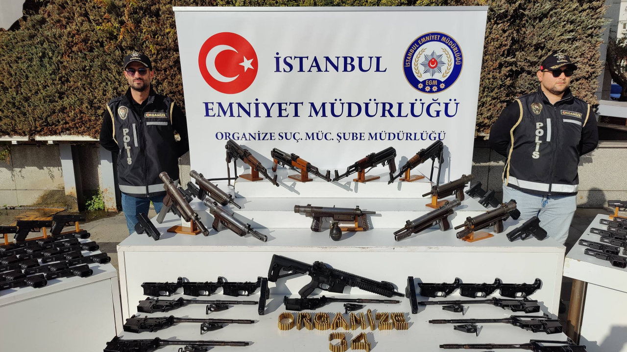 İstanbul'da motosikletli suç örgütüne düzenlenen operasyonda ele geçirilenler emniyette sergilendi