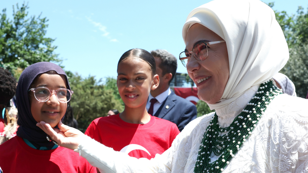 Emine Erdoğan'ı Afrikalı çocuklar sevinçle karşıladı!