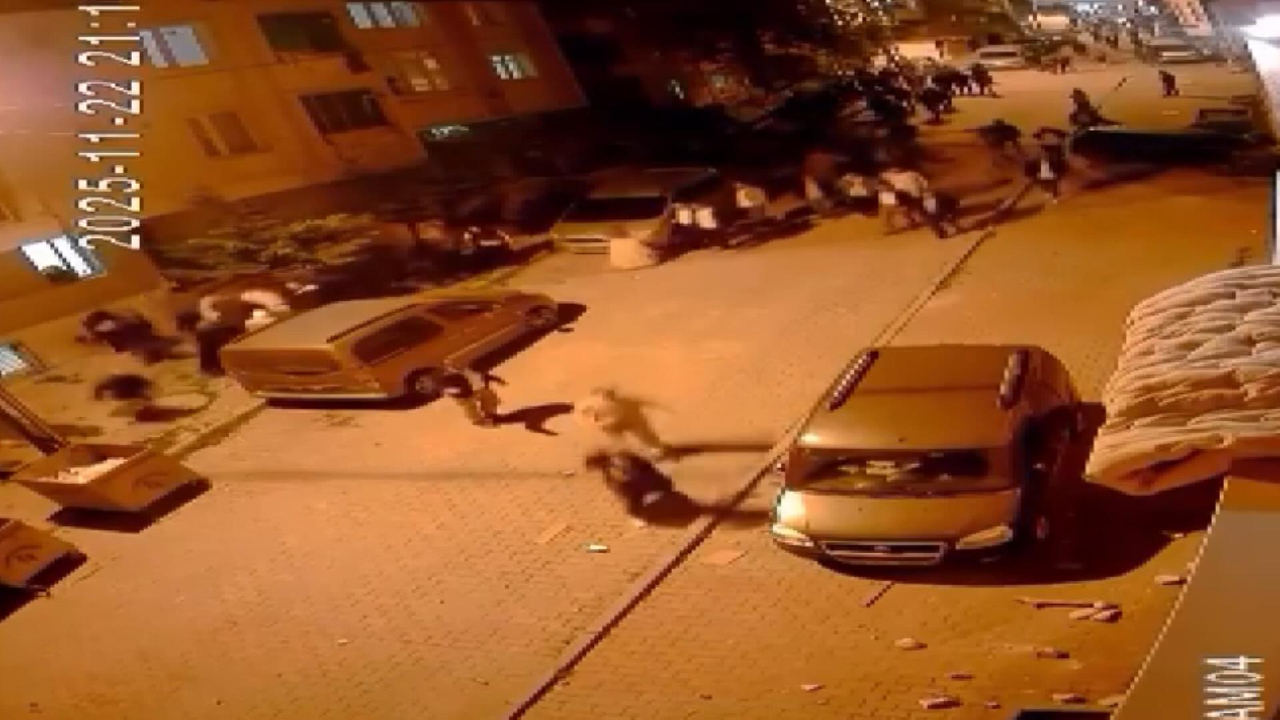 Arnavutköy’de sokak savaşı! Taş ve sopalar havada uçtu, polis havaya ateş açtı