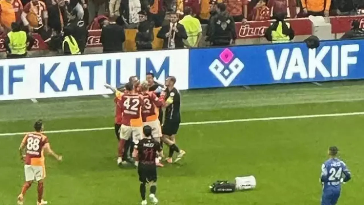 Galatasaray - Gençlerbirliği maçında tansiyon arttı, saha bir anda karıştı!