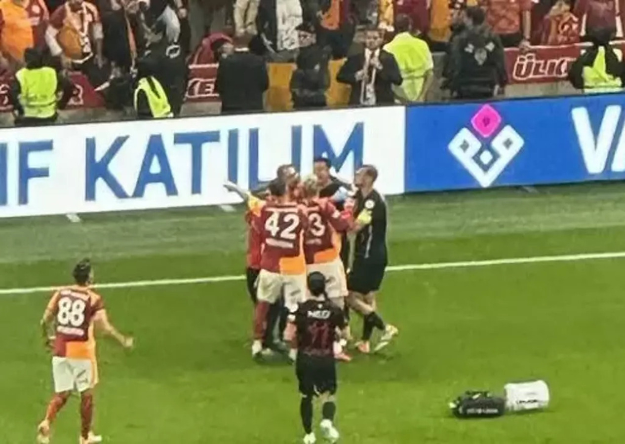 Galatasaray - Gençlerbirliği maçında tansiyon arttı, saha bir anda karıştı!