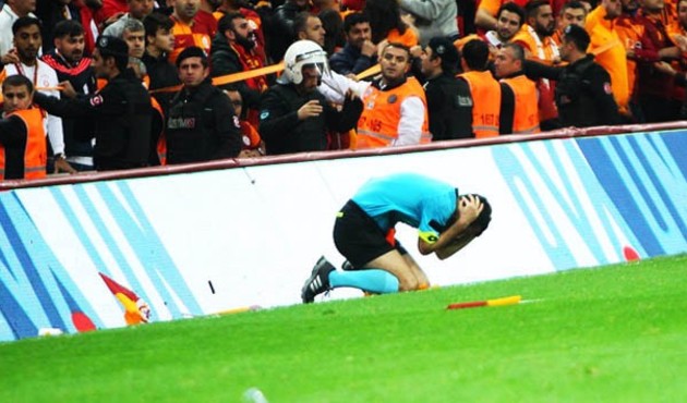 Derbide hakemin başına su şişesi atan holigan yakalandı!