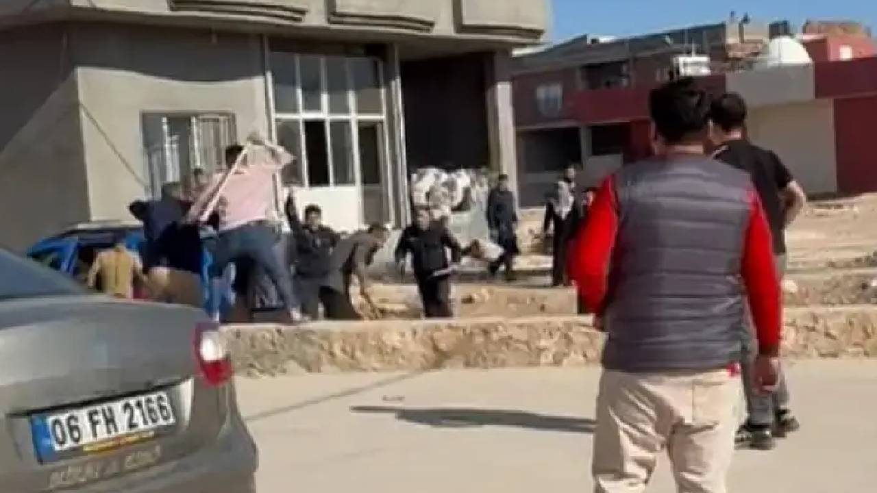 Mardin'de iki aile arasında sokak savaşı çıktı!  Sopalar havada uçuştu, 6 kişi yaralandı: Jandarma havaya ateş açtı