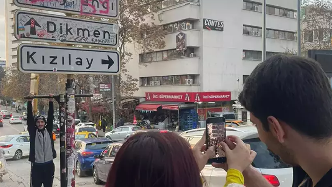 Kızılay tabelası dördüncü kez yenilendi! Gençlerin "akım" masrafı!
