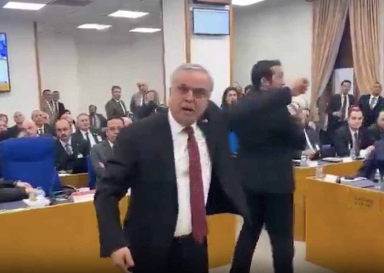 CHP'de büyük patlama: Milletvekili Çakır Halk TV krizi nedeniyle kendi partisini protesto etti!