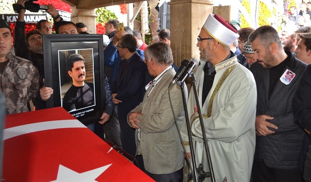 Şehit polisin cenaze namazını imam babası kıldırdı!