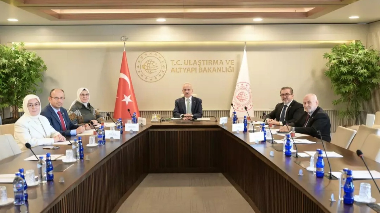 Sosyal medyaya yaş sınırı geliyor! Bakan Uraloğlu TBMM Çocuk Hakları Alt Komisyon Heyeti ile görüştü
