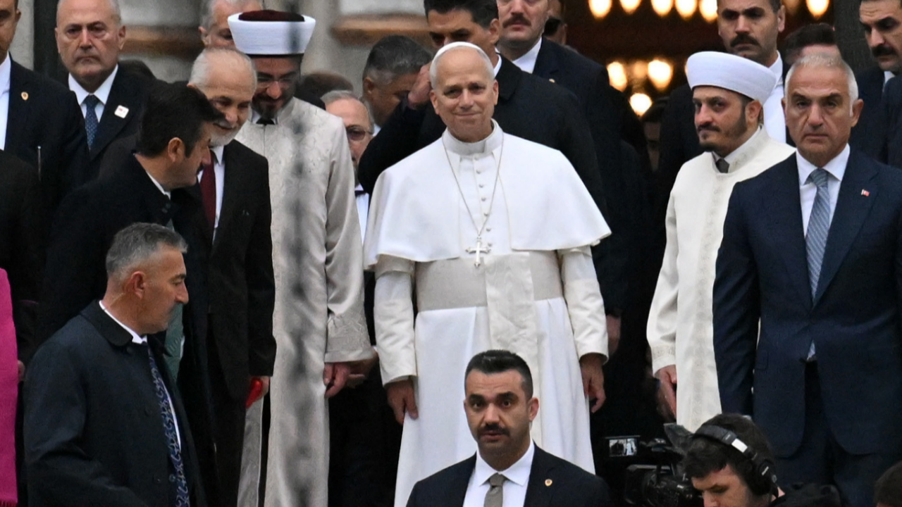Papa'nın Türkiye temasları sürüyor! 14. Leo'nun ilk durağı Sultanahmet Camisi oldu! Ardından Mor Ephrem Süryani Ortodoks Kilisesi ve Fener Rum Patrikhanesi'ni ziyaret etti