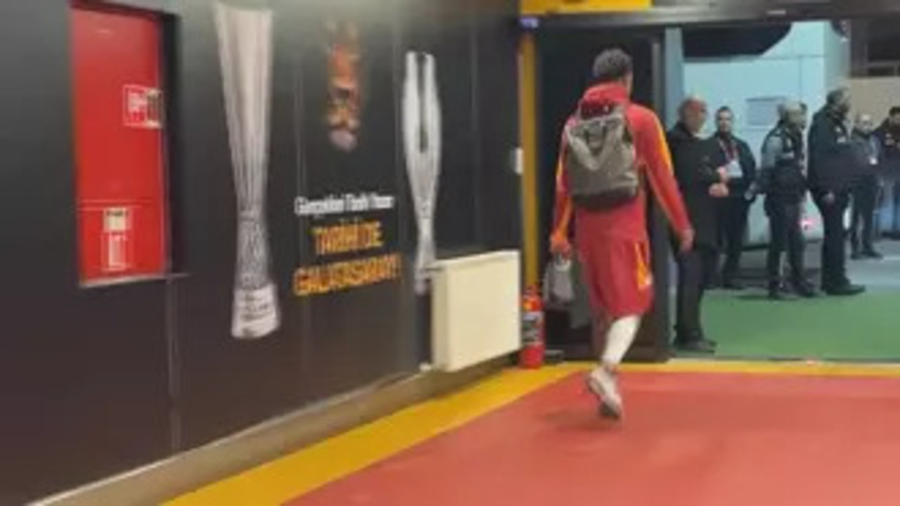 Galatasaray bir kötü haber daha! Ismail Jakobs, maç sonu stadyumdan ayak bileği sargılı ayrıldı!