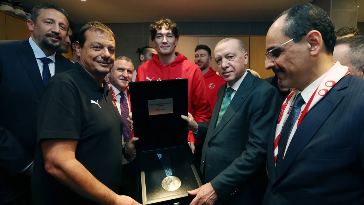 Cumhurbaşkanı Recep Tayyip Erdoğan, Bosna Hersek maçı sonrası 12 Dev Adam'la bir araya geldi