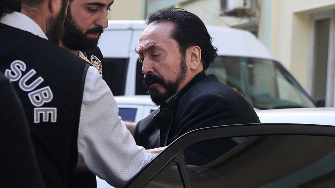 Adnan Oktar'ın trollerine operasyon! 450 sosyal medya hesabı engellendi