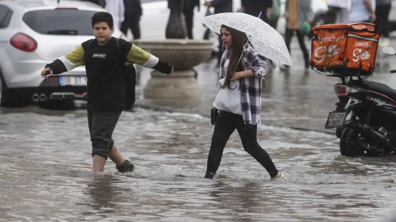 Meteoroloji uyardı: Türkiye’nin batısında kuvvetli sağanak ve su baskınları