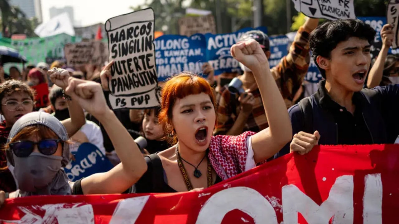 Filipinler'de yolsuzluk skandalı büyüyor! Binlerce kişi Manila'da "sorumluları hapse atın" diye yürüdü