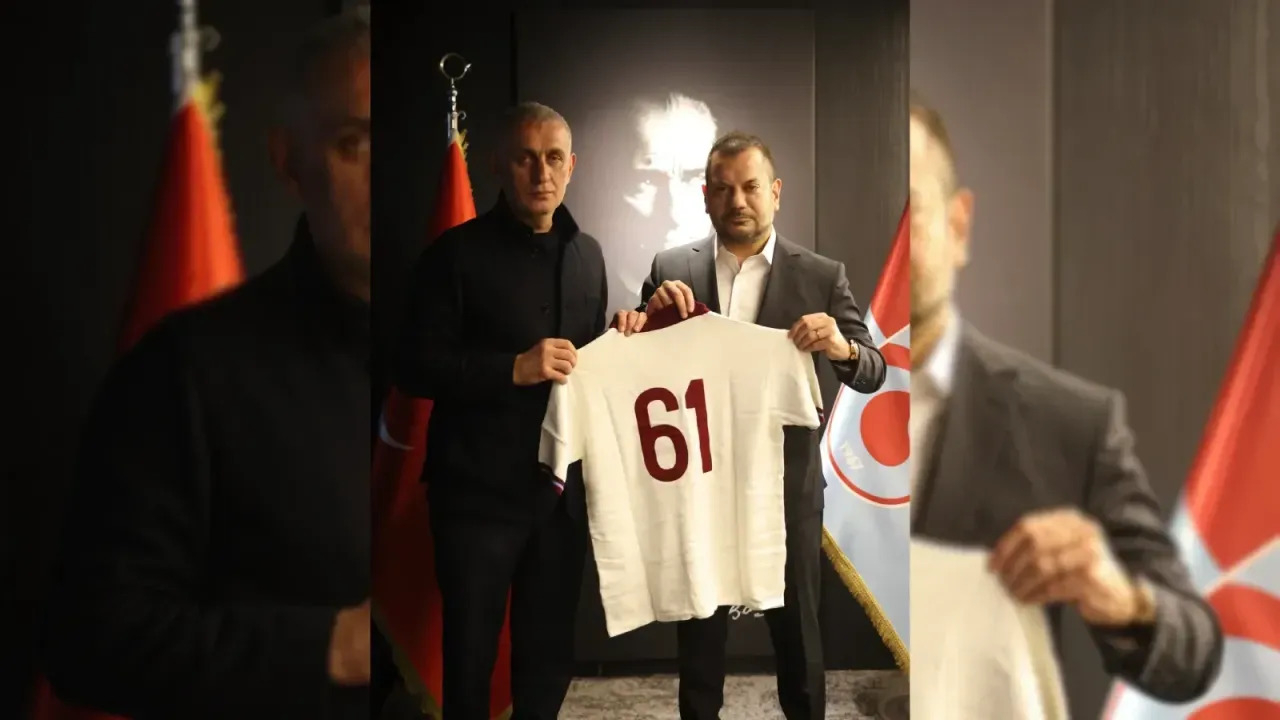 Trabzonspor Başkanı Ertuğrul Doğan, TFF Başkanı İbrahim Hacıosmanoğlu'na forma hediye etti