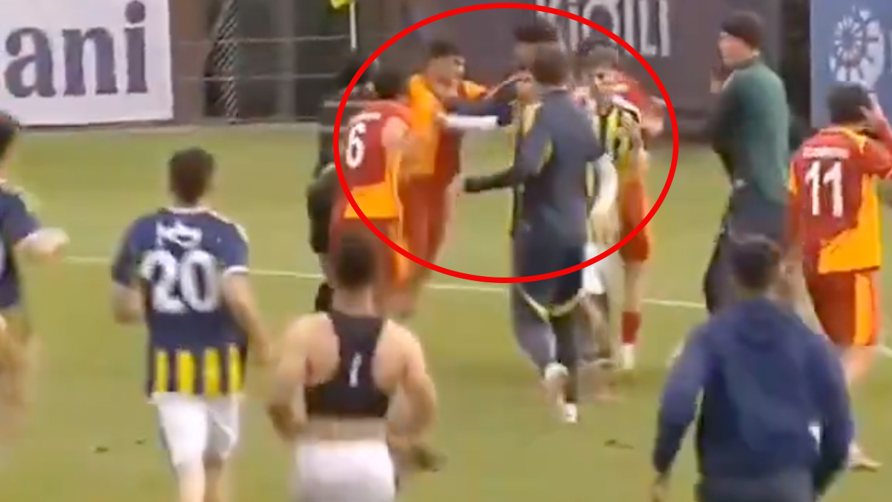 Fenerbahçe - Galatasaray maçında kavga çıktı! Genç oyuncular birbirine yumruklarla saldırdı