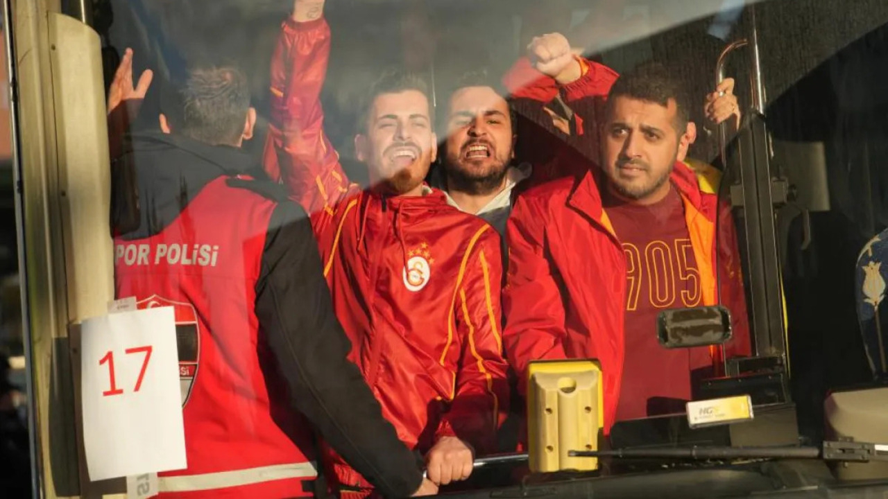 Galatasaray taraftarları kritik derbi için Kadıköy'e hareket etti