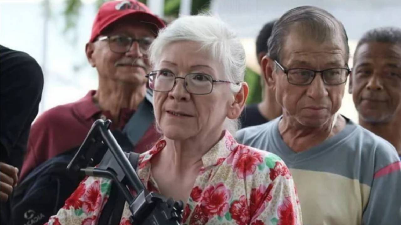 Venezuela'da halka silah dağıtıldı! ABD işgal söylemlerine karşı milis güçler harekete geçti