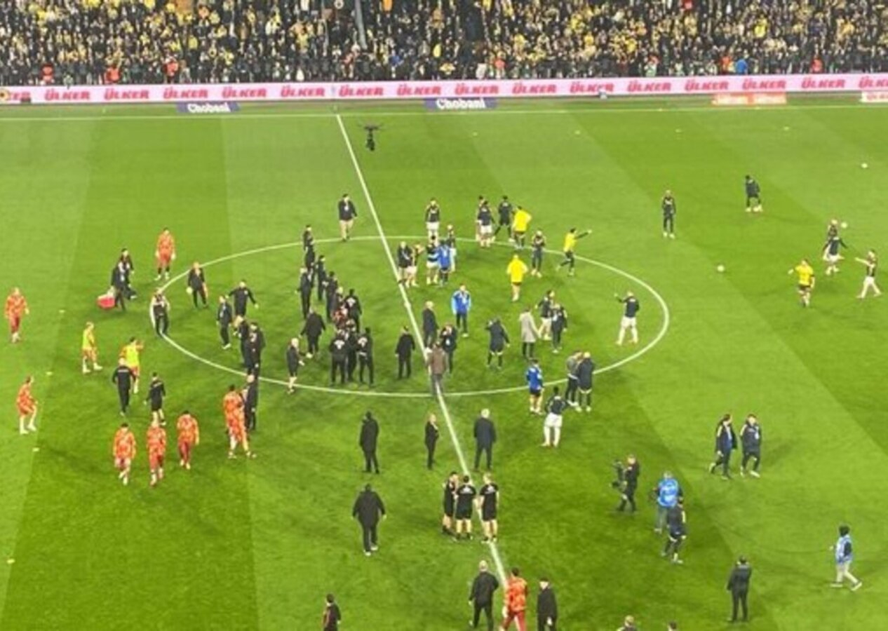 Fenerbahçe - Galatasaray derbisi öncesi saha içerisi karıştı! İki takım oyuncuları birbirine girdi