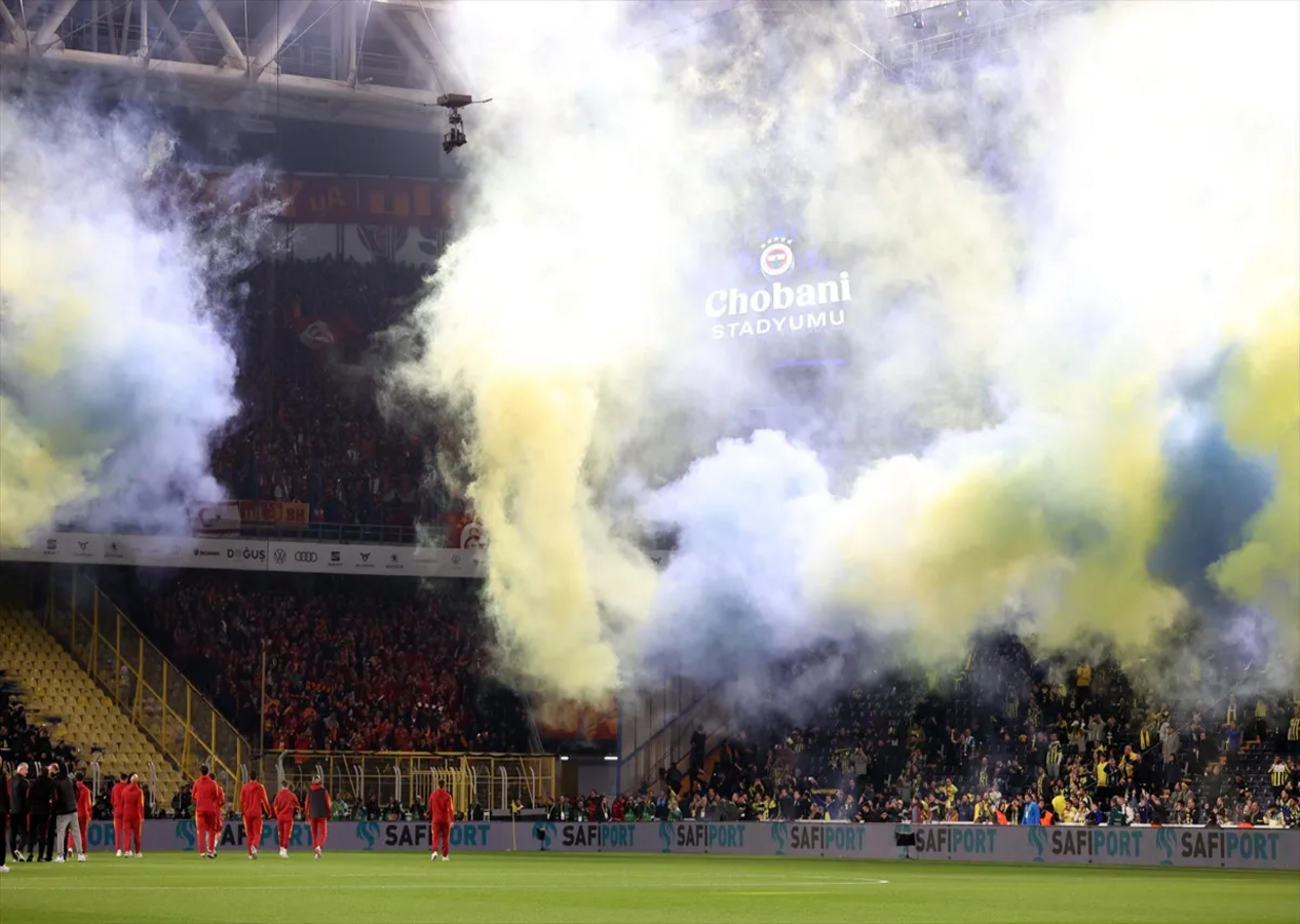 Fenerbahçeli taraftarlardan, Galatasaray derbisi öncesi görsel şölen