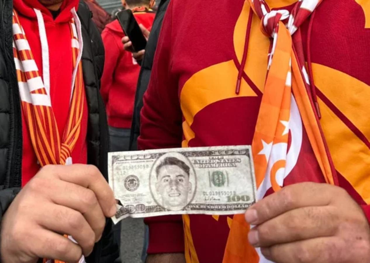 Galatasaray taraftarından Kerem Aktürkoğlu'na 'dolarlı' protesto! Öfkeleri bir türlü dinmedi!