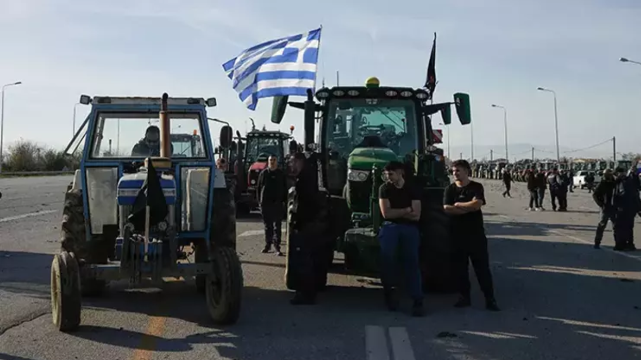 Yunanistan’da çiftçiler ayaklandı! Evzonoi Gümrük Kapısı trafiğe kapandı